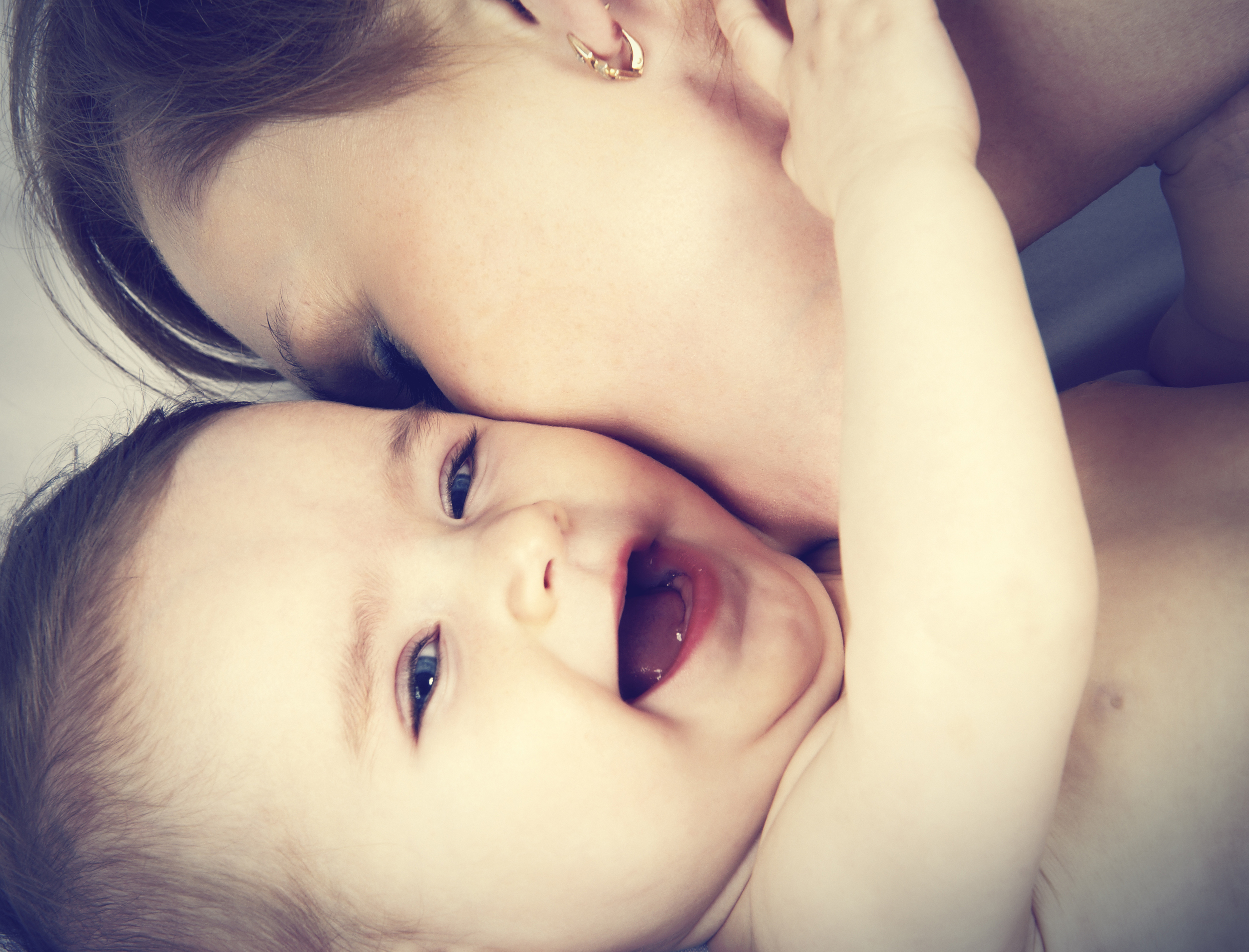 Видео целовать маму. Мама целует малыша. Женщина целует ребенка. Мать целует младенца. Слаще всего поцелуй детей.